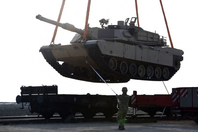 Američani so tanke abrams leta 2017 dostavili v romunsko Constanto. Zdaj bodo abramske dostavili Ukrajini. FOTO Daniel Mihailescu/AFP
