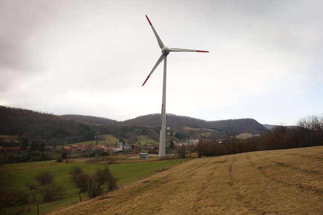 Vetrne elektrarne bo mogoče umeščati tudi tja, kjer so bile prej nesmiselno prepovedane. FOTO: Jože Suhadolnik/Delo
