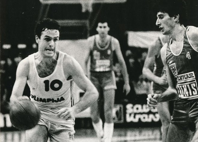 Dušan Hauptman (levo) med tekmo z Bosno januarja 1983. FOTO: Joco Žnidaršič/Delo
