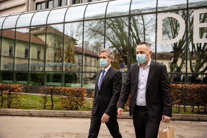 Problem zdravstva je zelo resen, kar mnogim zagotovo zelo odgovarja, a se bojim, da se ga predsednik vlade premalo zaveda. Na fotografiji: predsednik vlade Robert Golob (levo) in minister za zdravje Daniel Bešič Loredan odhajata z Onkološkega inštituta. FOTO ČRT PIKSI
