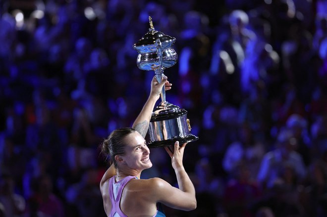 Arina Sabalenka je končno dvignila pokal. FOTO: David Gray/AFP
