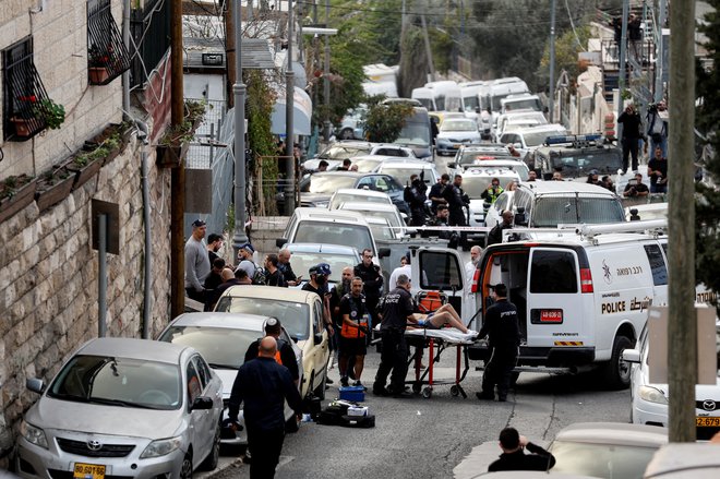 Streli so danes odjeknili v palestinski četrti Silvan na robu starega mestnega jedra. FOTO: Ammar Awad/Reuters
