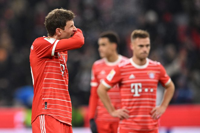 Thomas Müller, Jamal Musiala in Joshua Kimmich (z leve)&nbsp;po zadnjem sodnikovem žvižgu na sobotnem dvoboju v Münchnu. FOTO: Christoph Stache/AFP
