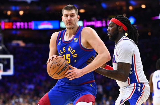 Nikola Jokić&nbsp;prodira ob Montrezlu Harrellu&nbsp;med prvo četrtino dvoboja v dvorani Wells Fargo Center. FOTO: Kyle Ross/USA Today Sports
