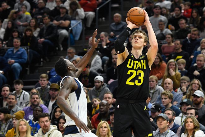 Finski as Lauri Markkanen je bil previsok za Dallasovo obrambo.&nbsp;FOTO:&nbsp;Alex Goodlett/AFP
