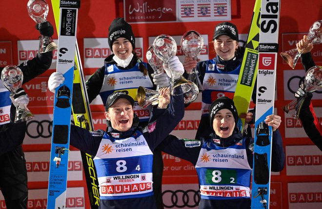 Ema Klinec, Cene Prevc, Anže Lanišek in Urša Bogataj (vsi na fotografiji) so lani v Willingenu slavili zgodovinsko prvo zmago na mešani ekipni tekmi. FOTO: Ina Fassbender/AFP
