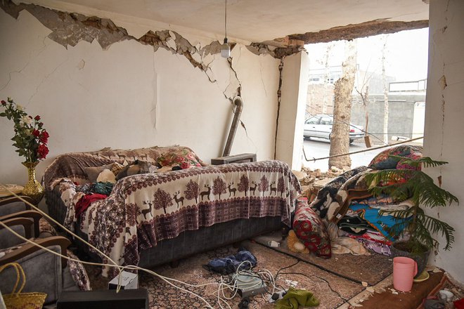 Žarišče potresa z magnitudo 5,9 je bilo pri mestu Hoj v provinci Zahodni Azerbajdžan. FOTO: Soheil Faraji/AFP
