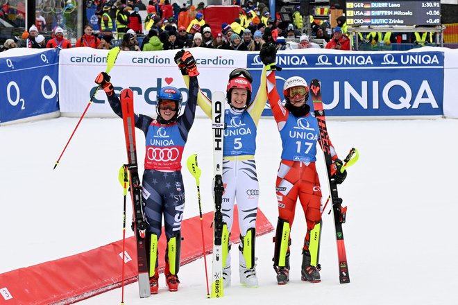 Mikaela Shiffrin, Lena Dürr in Zrinka Ljutić (na fotografiji z leve) pozdravljajo navijače po koncu nedeljske slalomske preizkušnje. FOTO: Vladimir Šimiček/AFP
