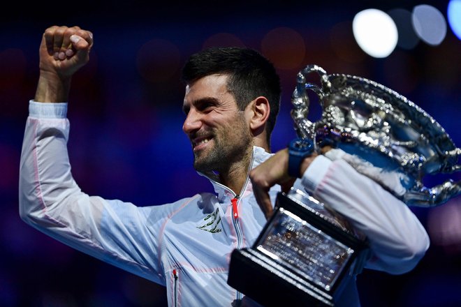 Novak Đoković je ponosno držal trofejo Normana Brookesa. Foto Manan Vatsyayana/AFP
