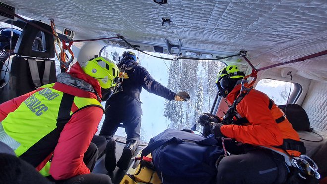 V gorah je ta konec tedna zaradi nesreč potekalo več helikopterskih reševanj. FOTO: PU Kranj
