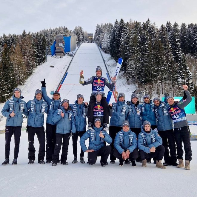 Kot dan prej Domen Prevc je na ramenih rojakov v izteku kulmske letalnice v nedeljo končal še Timi Zajc, ki ga je v zrak dvignil Žiga Jelar. FOTO: Instagram/Smučarska zveza Slovenije
