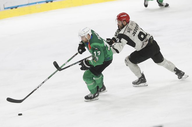 Ljubljanski hokejisti ne najdejo poti iz brezna niti po menjavi trenerja. FOTO: Leon Vidic
