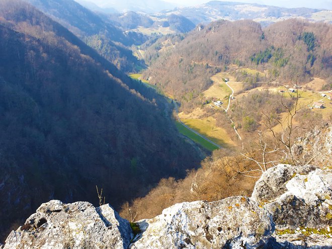 Dolina Gračnice z gradišča Vranja Peč FOTO: Aleš Nosan
