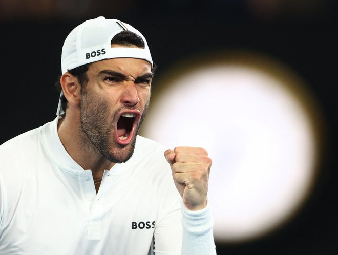 Matteo Berrettini (na fotografiji) je na letošnjem OP Avstralije klonil že v prvem dvoboju s Škotom Andyjem Murrayjem. FOTO: Hannah Mckay/Reuters
