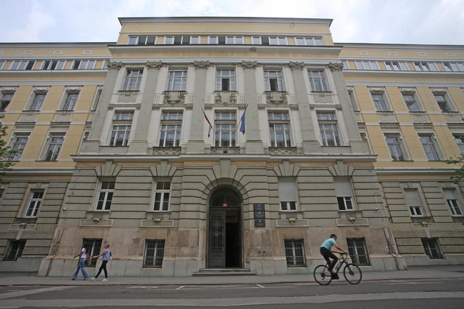 Okrožno sodišče v Mariboru je obdolženega spoznalo za krivega in ga obsodilo na tri leta in pol&nbsp;zapora. Sodba&nbsp;še ni pravnomočna.&nbsp;FOTO: Tadej Regent/Delo
