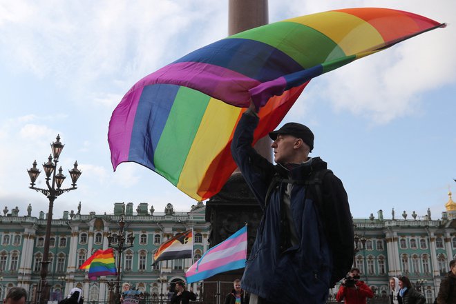 V Rusiji je po novem dovoljena klasična mavrica v sedmih barvah, &raquo;ne pa &#39;kastrirani&#39; simbol gibanja LGBT&laquo;. FOTO:&nbsp;Anton Vaganov/Reuters
