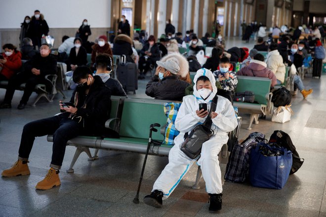 Pandemija covida-19 verjetno odhaja. FOTO: Thomas Peter/Reuters
