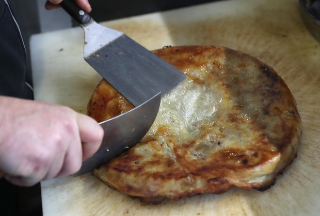 Burek je samo mesni, v Sloveniji in še kje drugje je lahko tudi sirov in pica burek. Toda samo v Sloveniji je burek lahko povabljiv, a povabljiva ni le hrana.&nbsp;foto: Dejan Javornik
