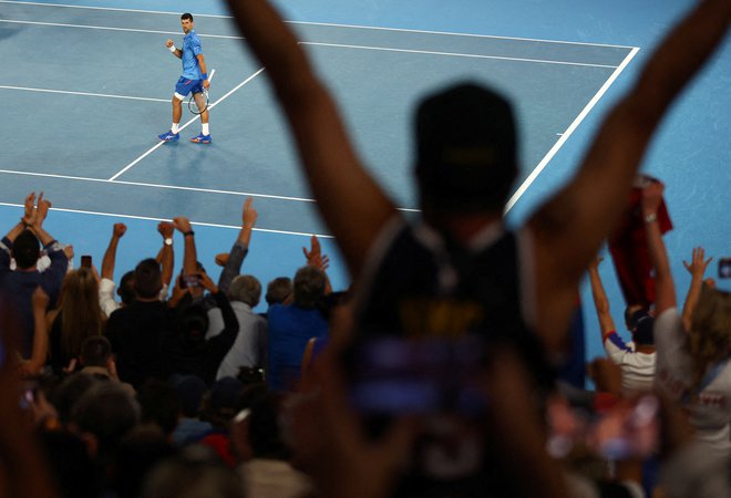 Novak Đoković, ki je osvojil naslov pri moških, slavi po zmagi nad domačinom Alexom De Minaurom. FOTO:&nbsp;Carl Recine/Reuters
