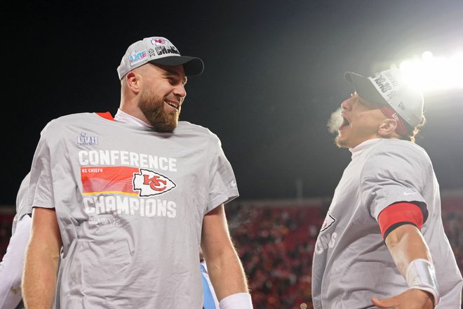 Travis Kelce (levo)&nbsp;in podajalec Patrick Mahomes tvorita udarni tandem napada Kansas Cityja. FOTO: Jay Biggerstaff/USA&nbsp;Today
