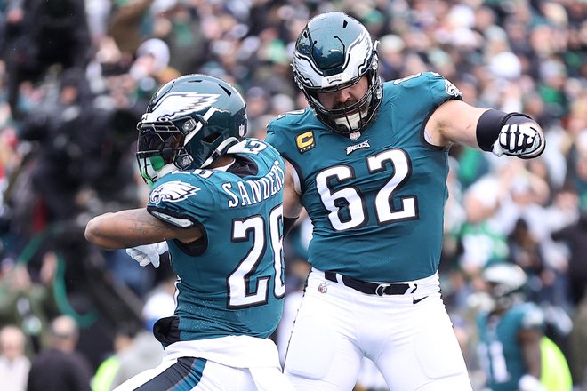 Jason Kelce (desno) bo želel pokvariti račune mlajšemu bratu. FOTO: Tim Nwachukwu/AFP
