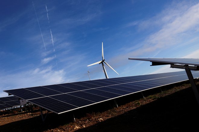 Delež elektrike, proizvedene v sončnih in vetrnih elektrarnah, se je lani povečal na 22 odstotkov. FOTO: Pedro Nunes/Reuters
