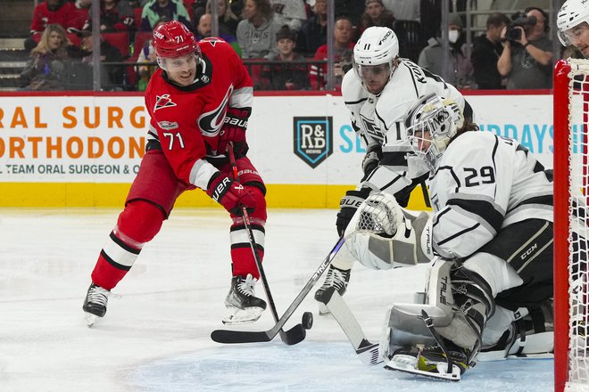 Pheonix Copley (29) in&nbsp;Anže Kopitar (11) sta obranila zadetek&nbsp;Jesperja Fasta (71) iz Carolina Hurricanes. FOTO:&nbsp;James Guillory/USA Today Sports
