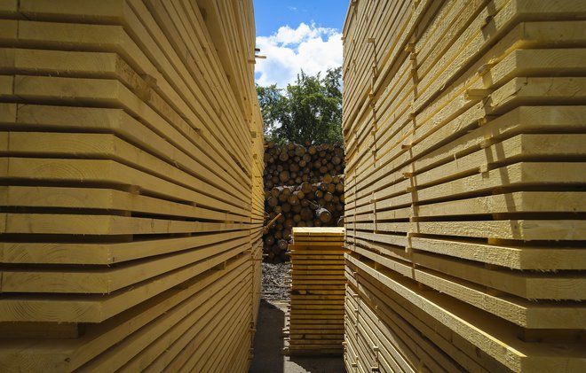 V Bosni in Hercegovini so skladišča polna desk in drugih lesenih polizdelkov, nekatere žage se že zapirajo. Foto: Jože Suhadolnik
