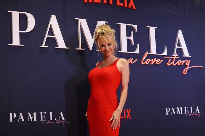 Pamela Anderson na ponedeljkovi premieri dokumentarca Pamela: A Love Story v Los Angelesu. FOTO: Mario Anzuoni/Reuters
