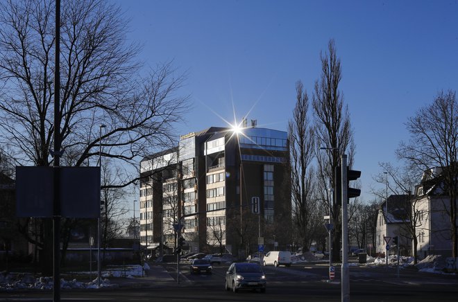 V stavbi Lesnine na Parmovi ulici v Ljubljani naj bi se skrivalo rusko vohunsko gnezdo. FOTO: Matej Družnik/Delo
