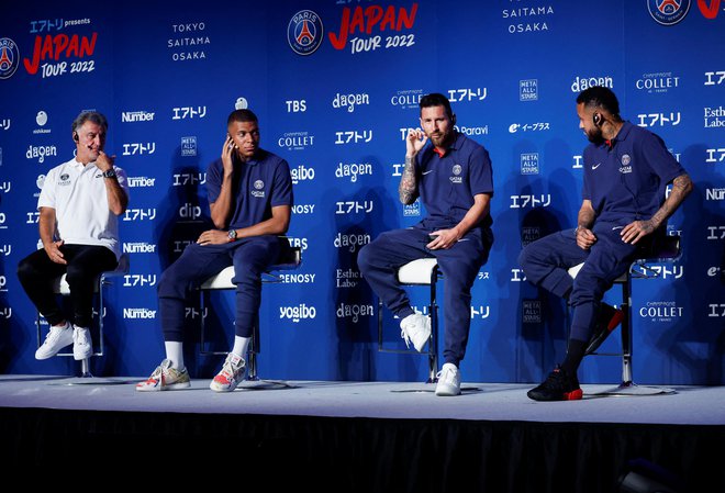 Trener Paris Saint-Germaina Christophe Galtier (levo) ne namerava prisluhniti kritikom in zaupa zvezdnikom Lionelu Messiji, Neymarju ter Kylianu Mbappeju (desno). FOTO: Issei Kato/Reuters
