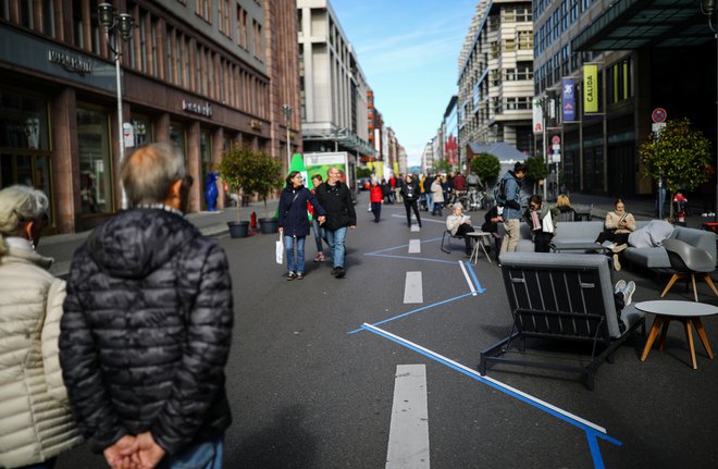 V Berlinu so za promet testno zaprli ulico Friedrichstrasse FOTO:&nbsp;Hannibal Hanschke/REUTERS
