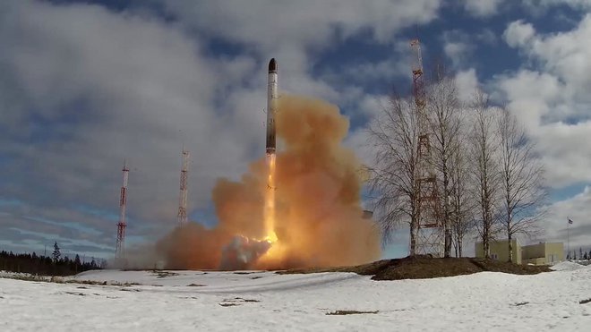 Preizkus ruske medcelinske balistične rakete sarmat aprila lani v kozmodromu Pleseck Foto: Reuters
