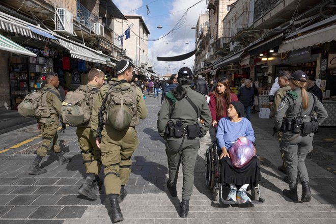 Izraelski vojaki na patrulji v Jeruzalemu.&nbsp;Foto: Menahem Kahana/AFP
