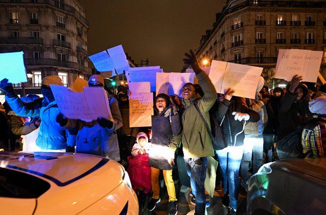 Številni migranti, ki v Franciji nimajo strehe nad glavo, so pred dnevi blokirali prestižno ulico Rivoli.

FOTO:&nbsp;Bertrand Guay/AFP
