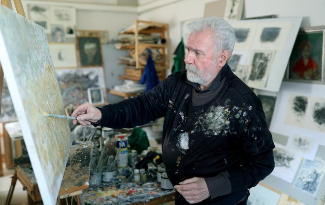 »Včasih so bili tudi težki časi, ampak ker sem si bolj kot karkoli drugega želel slikati, sem vztrajal pri samostojnem statusu,« je poudaril Nikolaj Beer. FOTO: Blaž Samec
