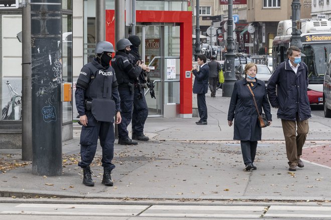 20-letni Fejzulai, ki je simpatiziral s skrajno skupino Islamska država, je napad v središču na Dunaju s kalašnikovko izvedel 2. novembra 2020. Ubil je štiri ljudi, še 23 pa jih je ranil, preden ga je v posredovanju ubila policija. FOTO: Matej Fišer
