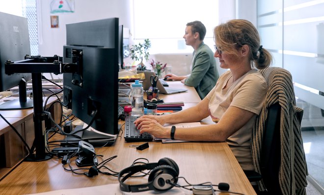 S pomočjo aplikacij lahko podjetja vodijo zahtevne projekte, jih načrtujejo ali pa obdelujejo računalniško grafiko ter videoposnetke. FOTO: Blaž Samec
