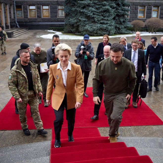 Moskvi namerava Evropska unija do prve obletnice ruske invazije v Ukrajini naložiti nove sankcije, je na obisku pri ukrajinskem predsedniku Vladimirju Zelenskemu napovedala Ursula von der Leyen. FOTO: Urad ukrajinskega predsednika/Reuters
