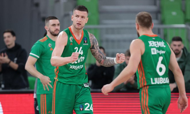 Po štirih zaporednih porazih so si Alen Omić (24) in soigralci končno oddahnili. FOTO: Cedevita Olimpija
