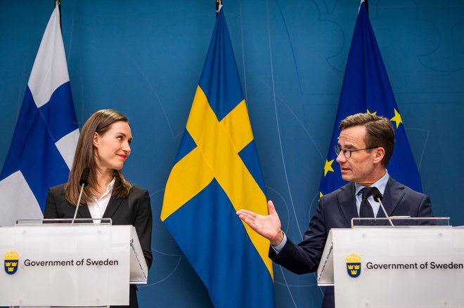 Finska premierka Sanna Marin in njen švedski kolega Ulf Kristersson sta med skupno novinarsko konferenco v Stockholmu potrdila, da državi še vedno želita skupaj vstopiti v Nato. Foto: Jonathan Nackstrand/AFP
