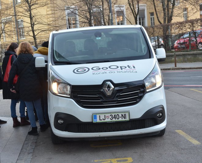 GoOpti vozi potnike iz Kranja, Kamnika, Radomelj in Domžal v ljubljanski Klinični center ali BTC. FOTO: Gašper Boncelj/Delo
