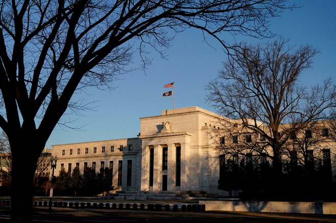 Ameriška Federal Reserve je z rahlim premikom potrdila, da prehaja v ciljno ravnino dvigovanja obrestnih mer. Foto Joshua Roberts/Reuters
