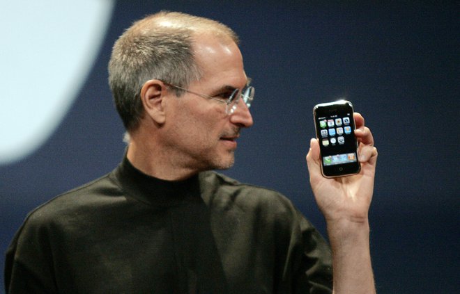 Steve Jobs s prvo generacijo iphona. FOTO: Kimberly White/Reuters
