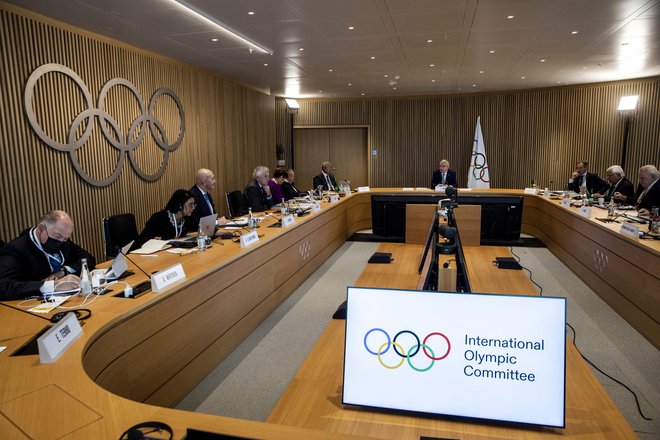 Vodilni možje Mednarodnega olimpijskega komiteja se bodo soočili z nehvaležno odločitvijo o tem, ali bodo Rusiji in Belorusiji prižgali zeleno luč za vrnitev na športna tekmovanja. FOTO: Denis Balibouse/Reuters
