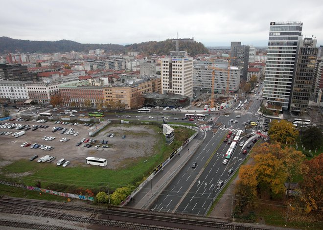 Baje se bo kmalu gradila Emonika. Projekt PCL (železniška in avtobusna postaja) je verjetno končan, železniška in cestna infrastruktura se izvajata, rušila se bosta podvoza na Dunajski in Šmartinski cesti&nbsp;... FOTO MAVRIC PIVK
