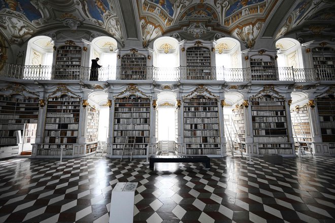 Bodimo anahronistično romantični: morda je razlog za čudenje v&nbsp;knjižnici.&nbsp;FOTO: Joe Klamar/Afp
