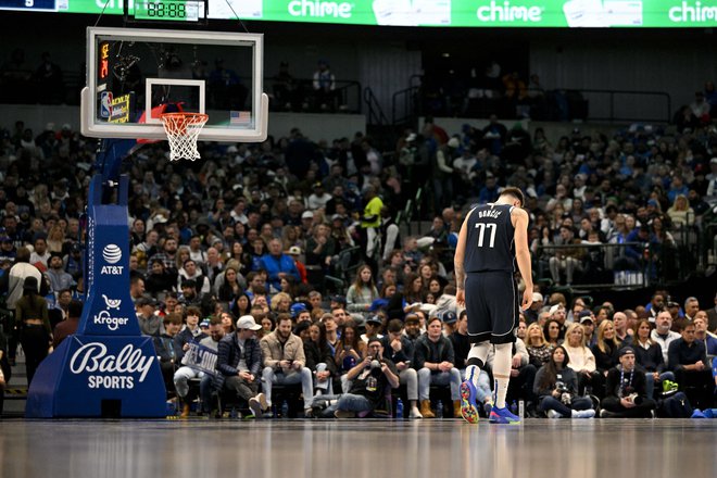 Poškodba pete ni tako huda, a so se pri Dallasu odločili, da bodo svojega prvega zvezdnika Luko Dončića raje povsem spočiili. FOTO: Jerome Miron/Usa Today Sports
