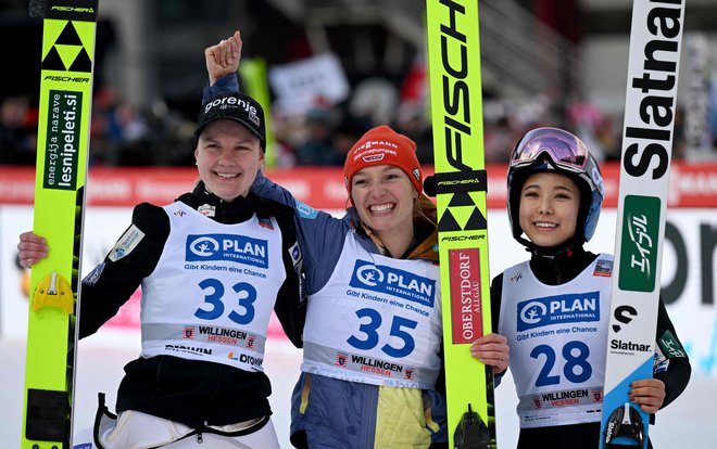 Ema Klinec, Katharina Althaus in Sara Takanaši so zasedle oder za najboljše tri.&nbsp;FOTO:&nbsp;Ina Fassbender/AFP
