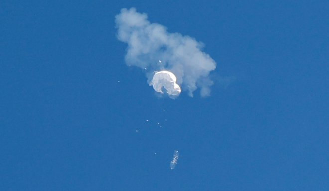 Kitajski vohunski balon je na koncu počil - kot balonček, s tem pa še ni konec vročih ameriških razprav. Foto Randall Hill/Reuters
